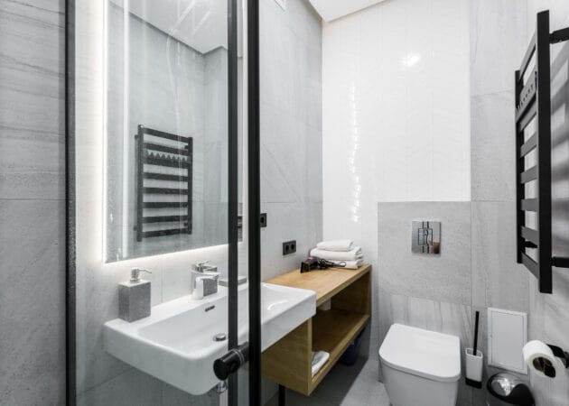 How to Maximize Space in a Small Bathroom: Smart Design Choices That Make a Big Difference